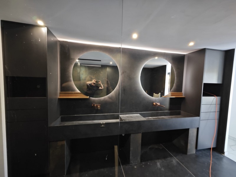 colonne de salle de bain avec miroir